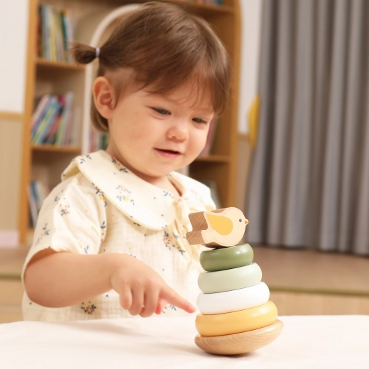 Izklaidējoša spēle ar mīlīgo putniņu